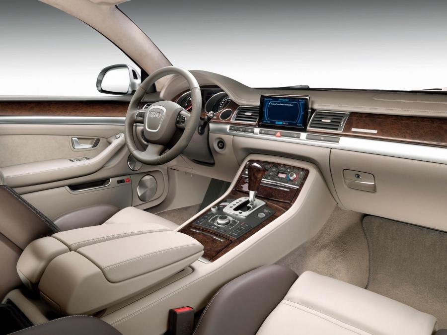 Интерьер Audi A8 4.2 TDI Quattro (D3) 2008 года  (фото 6 из 17)